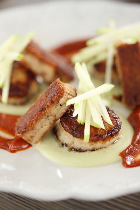 Diver scallops, crispy pork, guajillo, apple